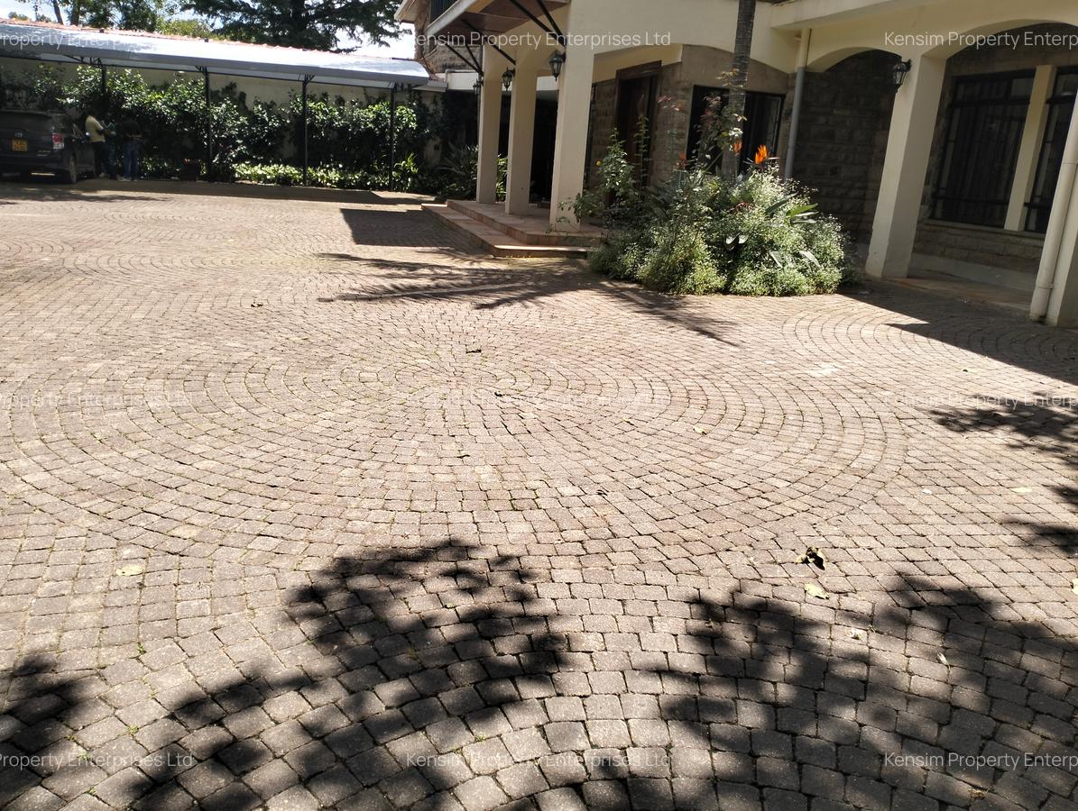 6 Bed House with En Suite in Lavington - 14
