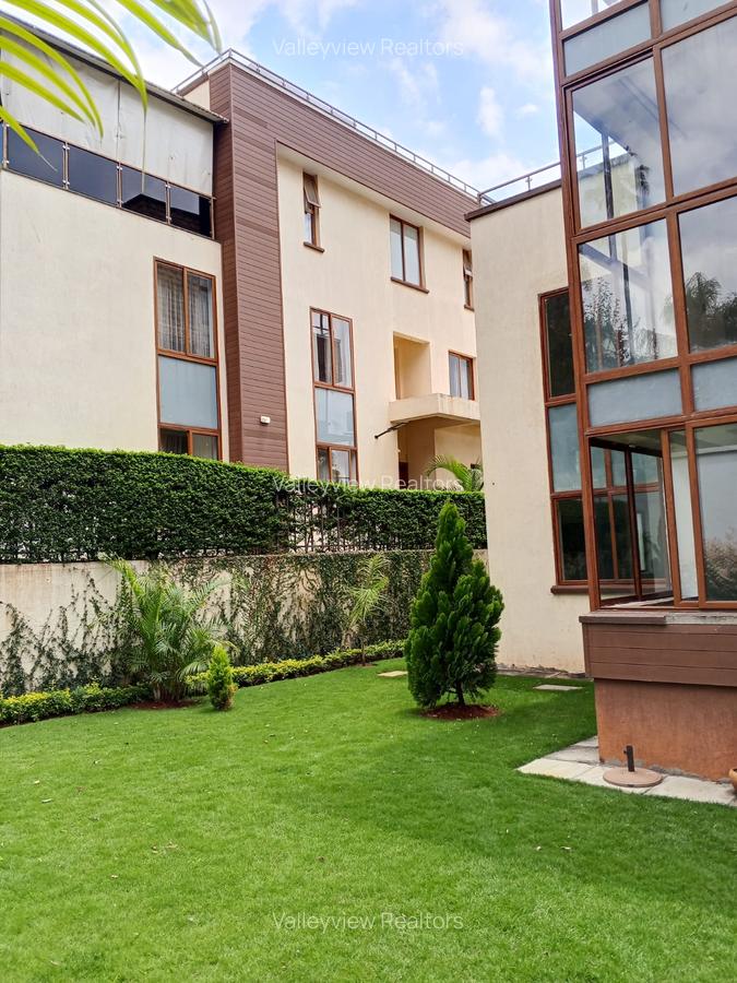 6 Bed Townhouse with En Suite at Lavington - 13