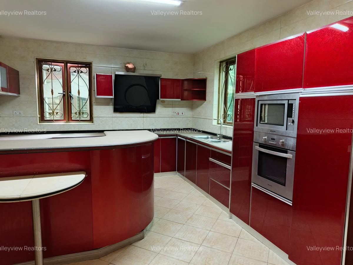 5 Bed Townhouse with En Suite at Lavington - 2