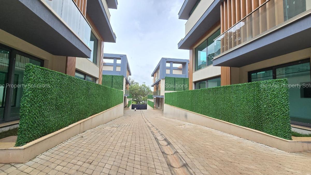 5 Bed Villa with En Suite in Lavington - 1