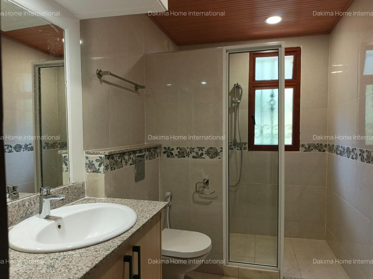 5 Bed Townhouse with En Suite in Spring Valley - 13