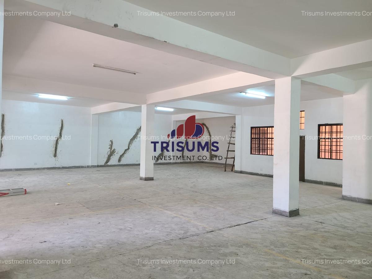 4,249 ft² Warehouse with Service Charge Included in Industrial Area - 4