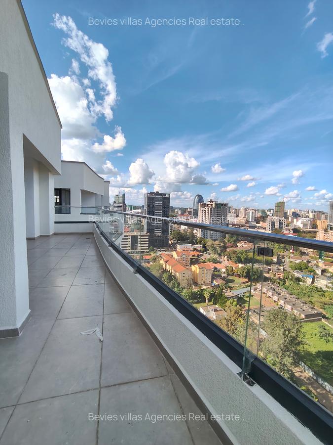 4 Bed Apartment with En Suite at Riverside - 12