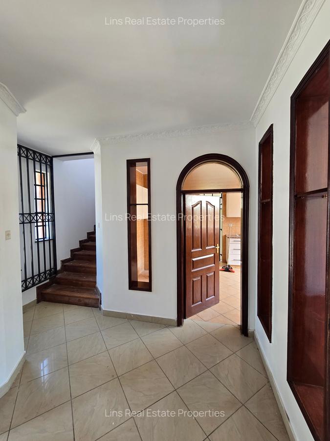 4 Bed Townhouse with En Suite in Lavington - 19