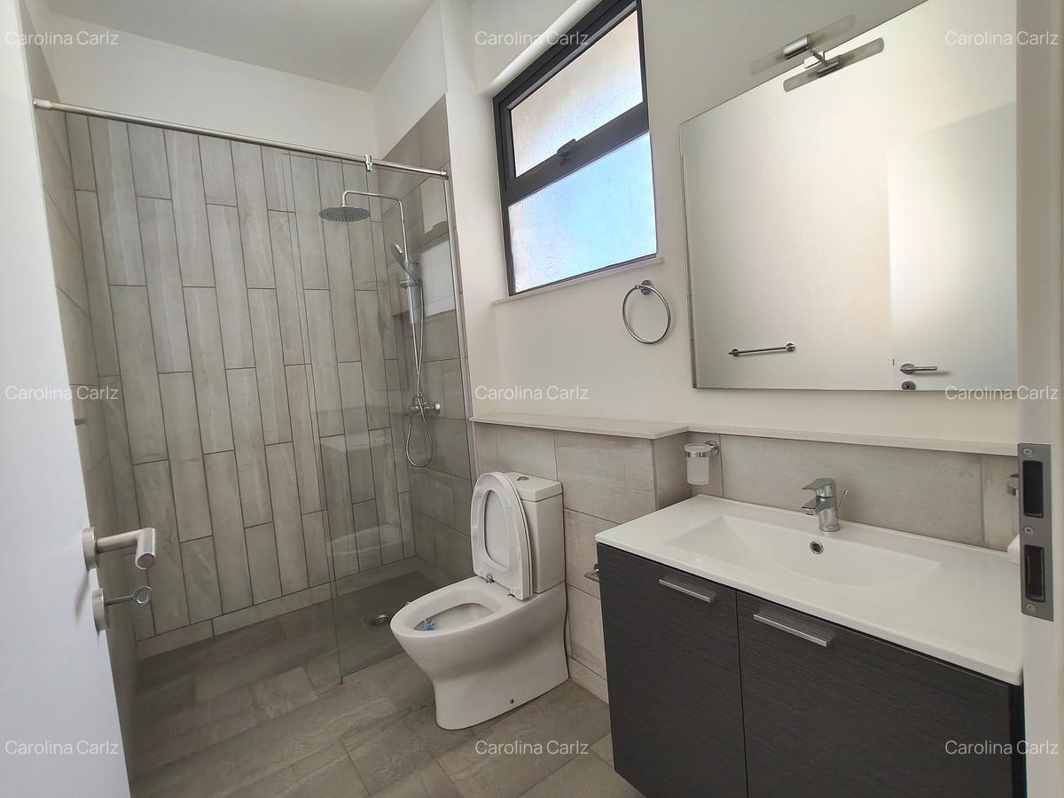 4 Bed Apartment with En Suite at Riverside Drive - 16