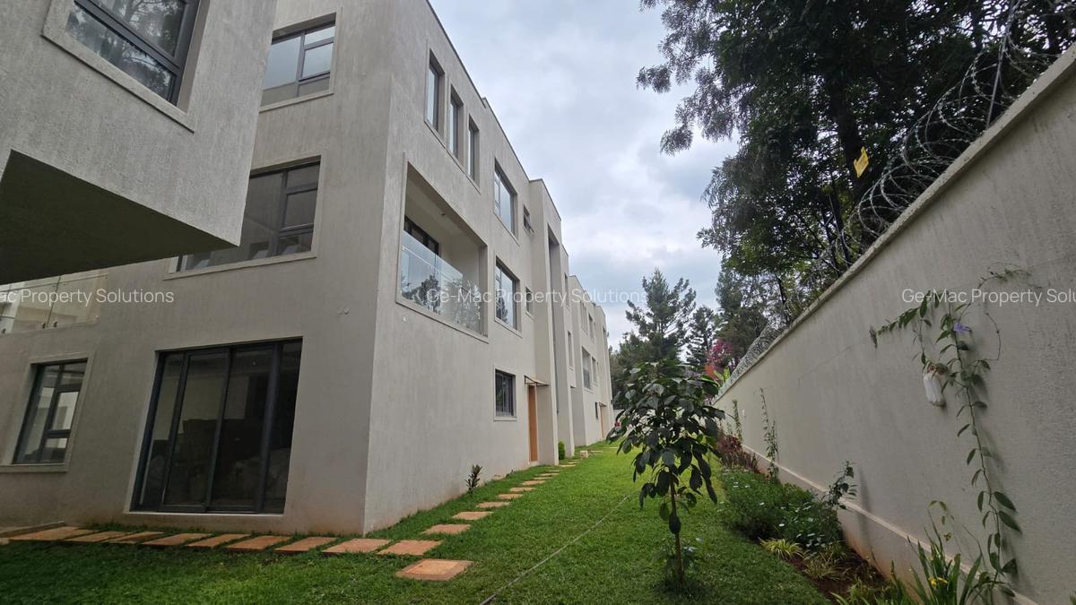 6 Bed House with En Suite in Lavington - 2