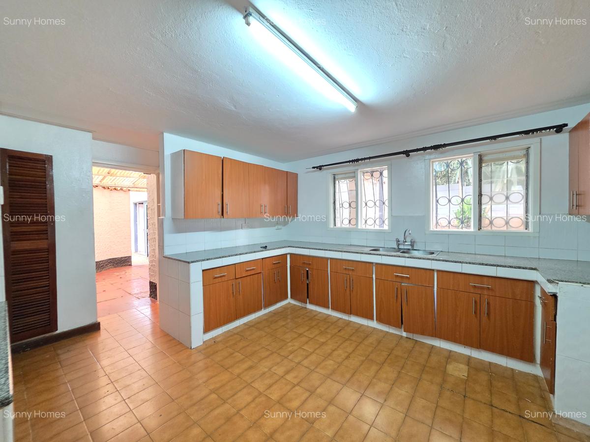 4 Bed House with En Suite at Hill View Estate - 10