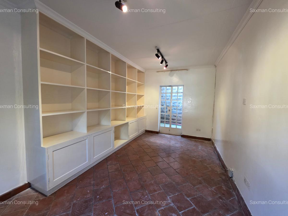 4 Bed House with En Suite in Lavington - 18