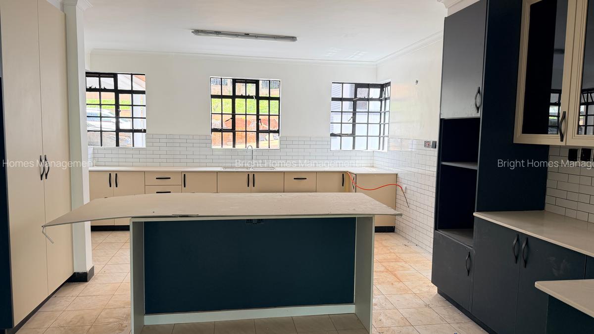 5 Bed Villa with En Suite in Windsor - 7