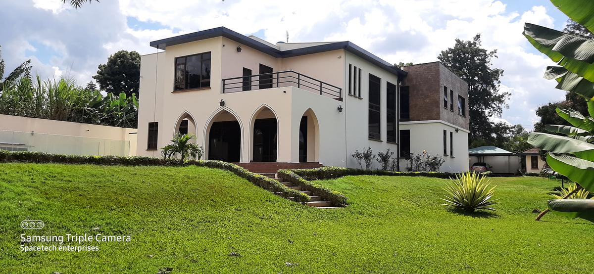 5 Bed House with En Suite in Runda - 1