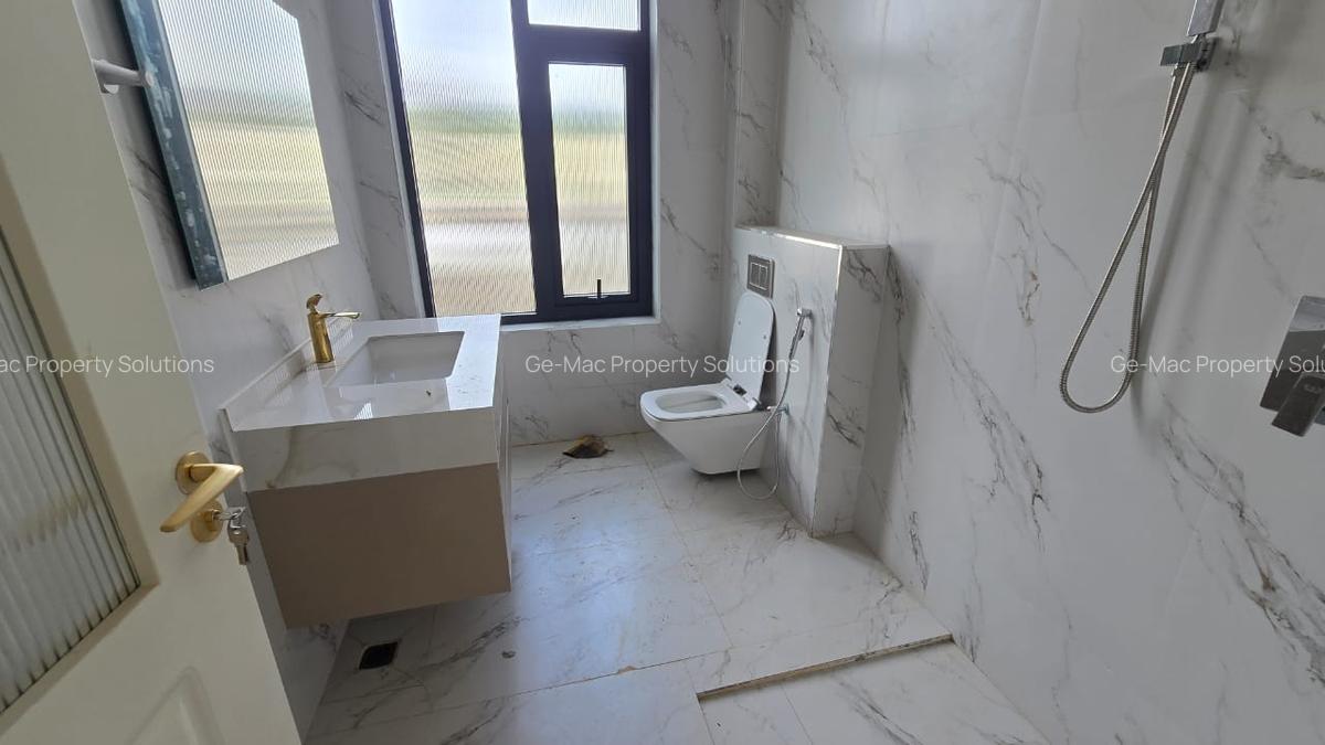 5 Bed House with En Suite in Lavington - 15