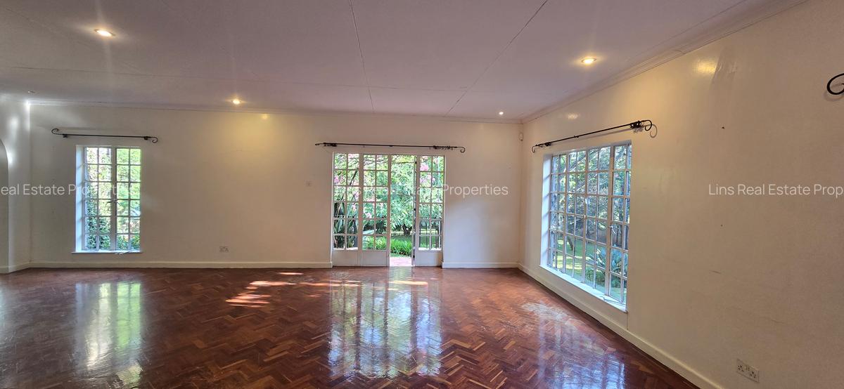4 Bed House with En Suite in Lavington - 11