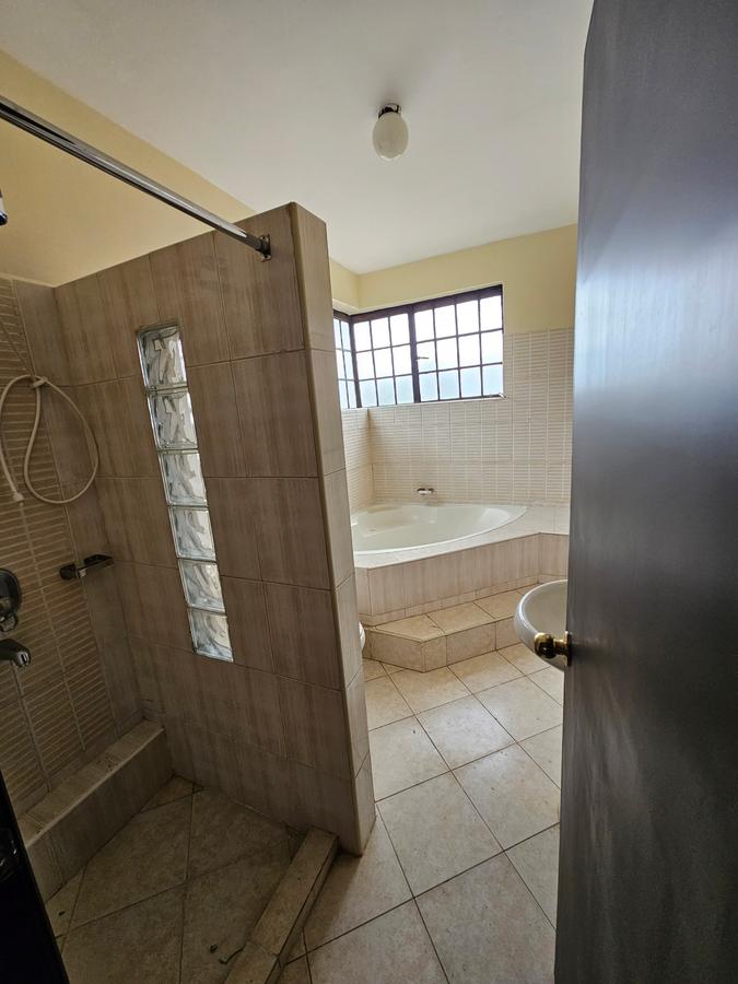 3 Bed Apartment with En Suite at Lavington - 4