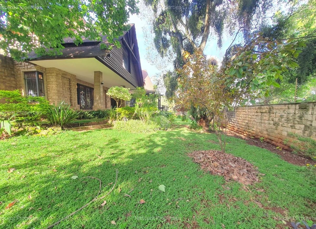 5 Bed Villa with En Suite in Lake View - 2