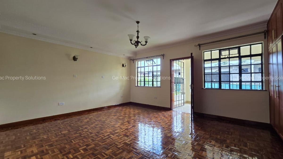 4 Bed House with En Suite in Lavington - 9