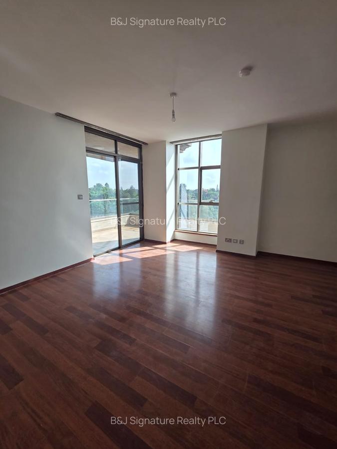 3 Bed Apartment with En Suite in Parklands - 10