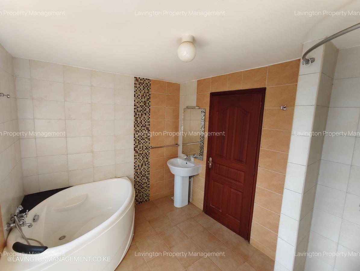 5 Bed House with En Suite at Lavington Green - 12