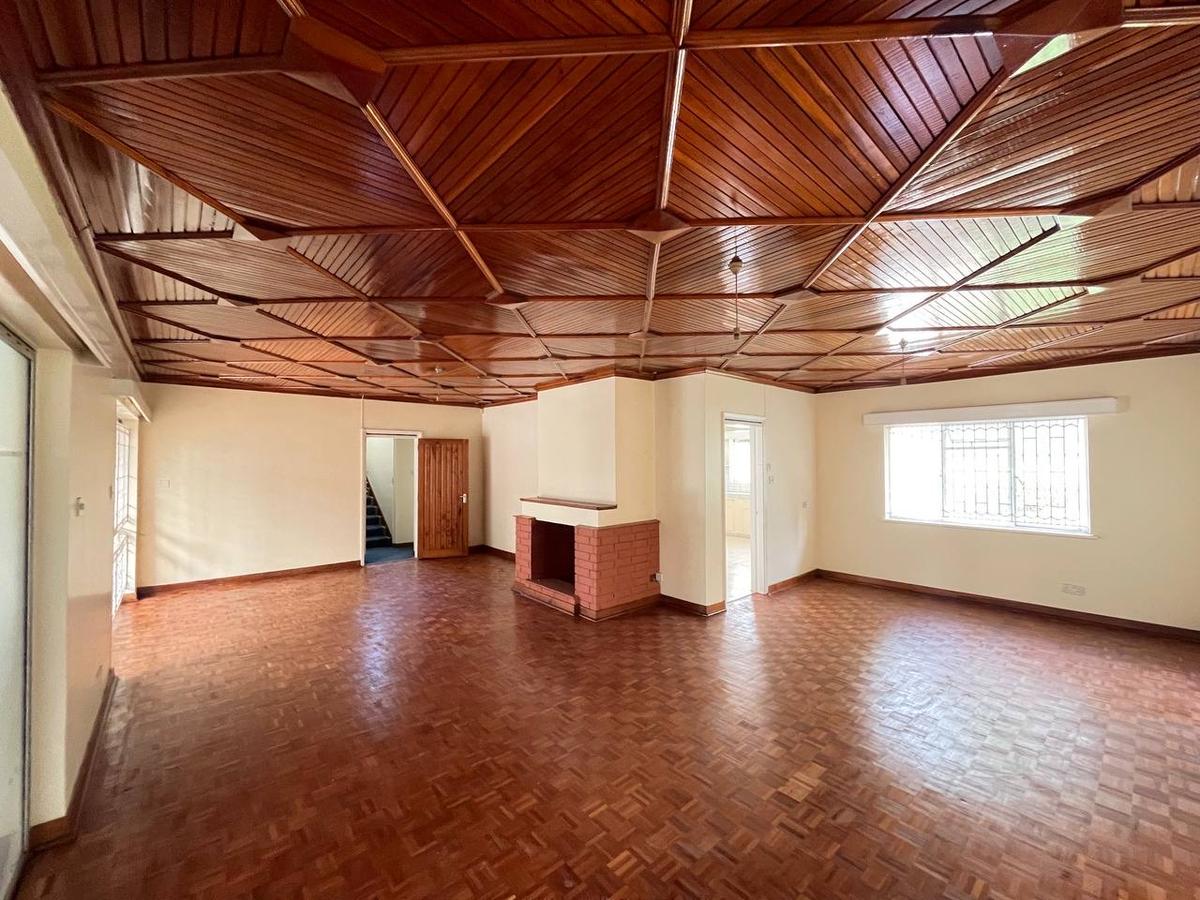 5 Bed House with En Suite in Lavington - 2