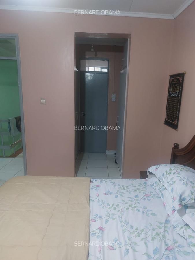 3 Bed House with En Suite in Donholm - 3