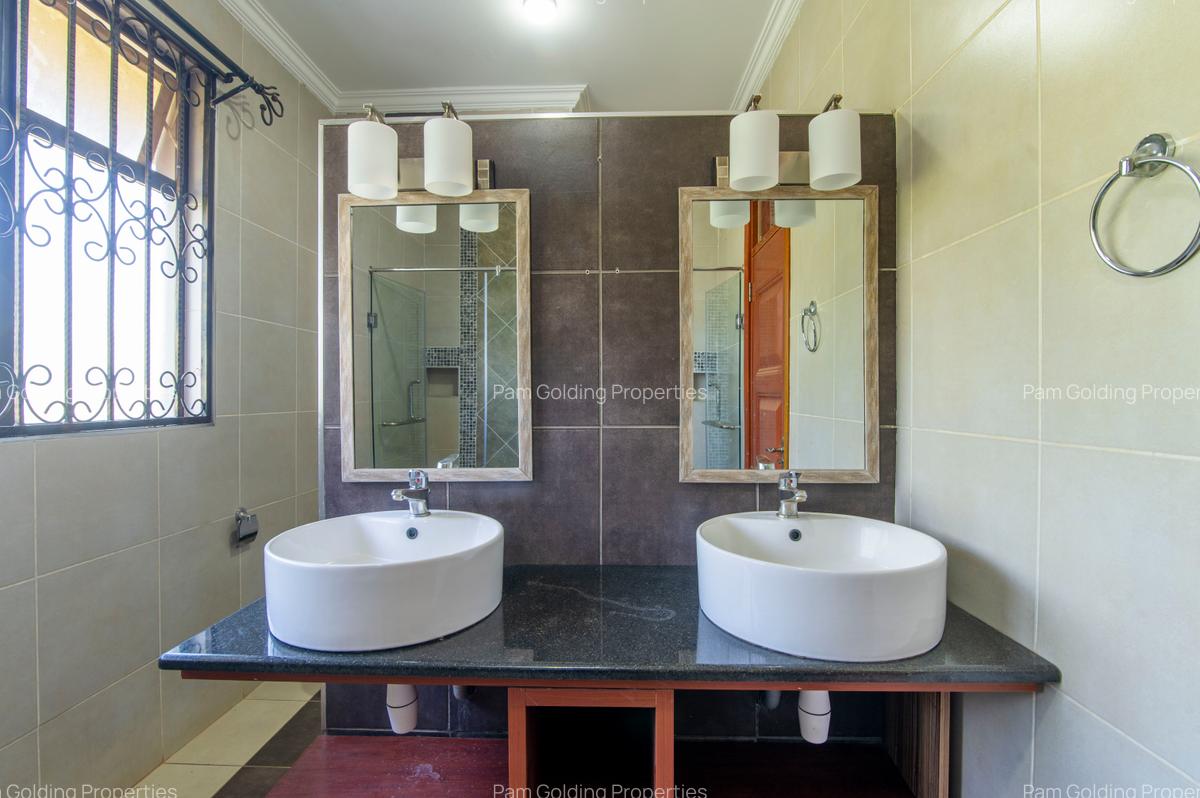 4 Bed House at Ridgeways Lane - 14