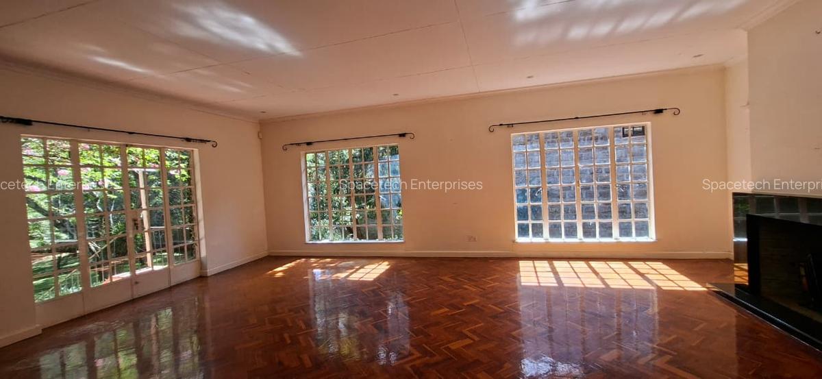 4 Bed House with En Suite in Lavington - 9