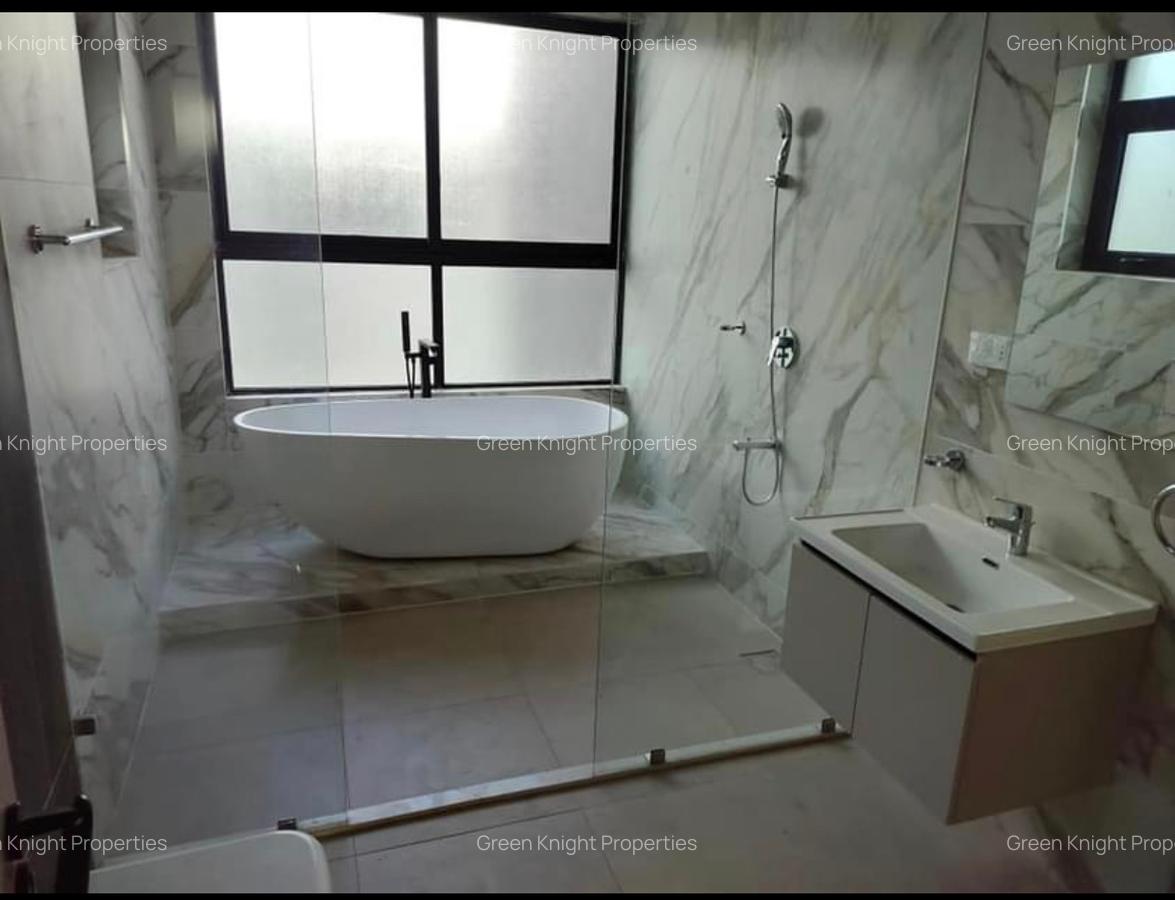 5 Bed Townhouse with En Suite in Lavington - 3