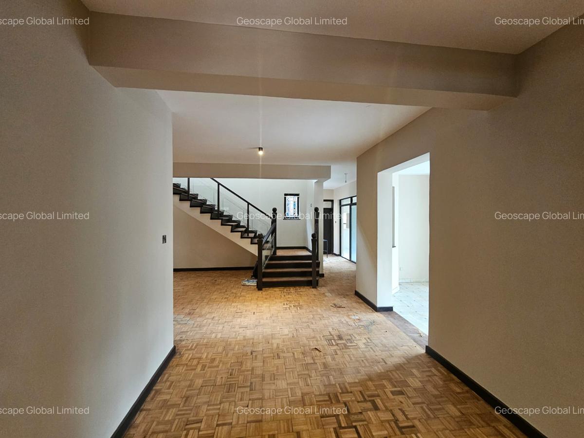 5 Bed House with En Suite in Spring Valley - 1