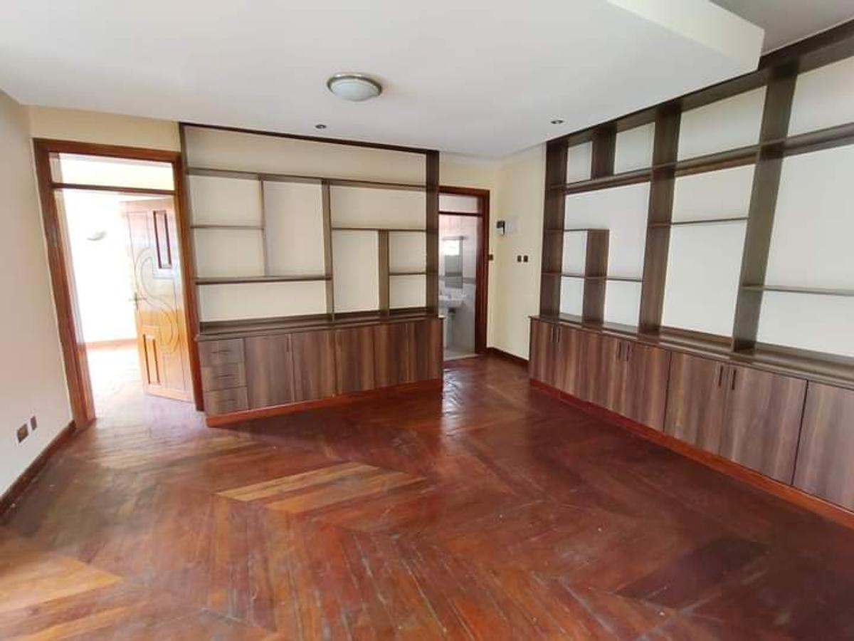 5 Bed Townhouse with En Suite at Lavington - 18