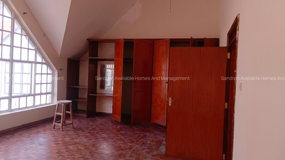 5 Bed Villa with En Suite in Brookside - 14