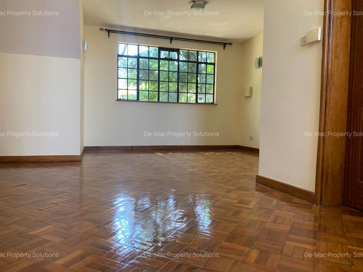 5 Bed House with En Suite in Lavington - 3