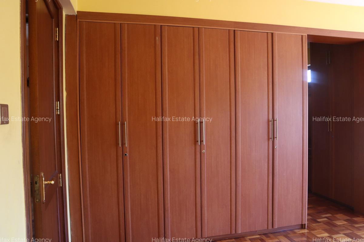 5 Bed Villa with En Suite in Brookside - 5