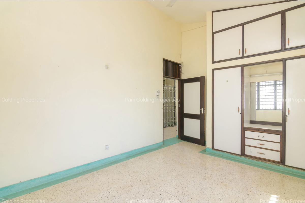 4 Bed Townhouse with Garden at Neem Avenue - 5