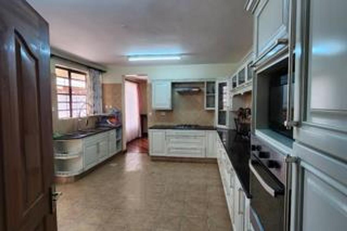 5 Bed Townhouse with En Suite at Lavington Green - 3