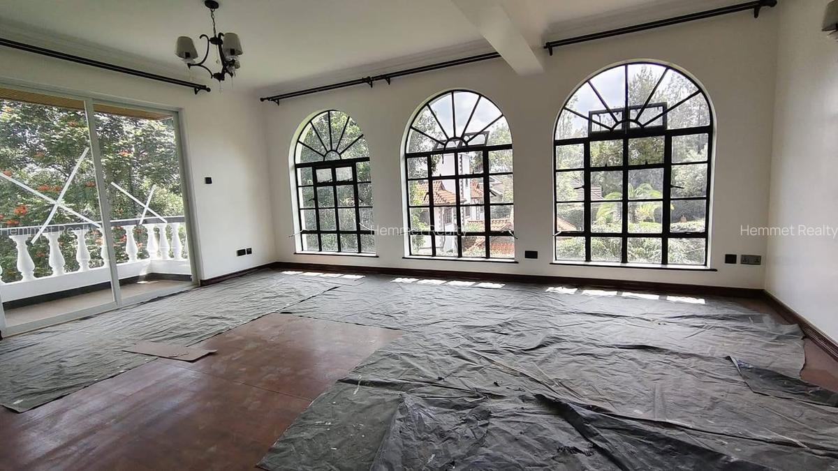 5 Bed House with En Suite in Ridgeways - 9