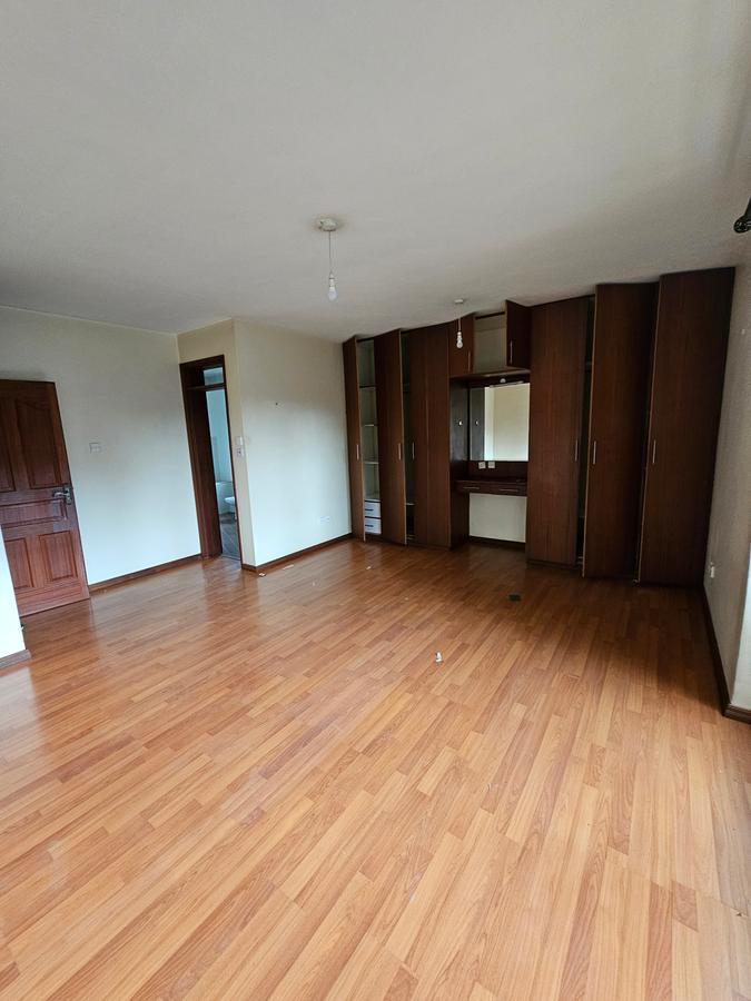 3 Bed Apartment with En Suite at Lavington - 16