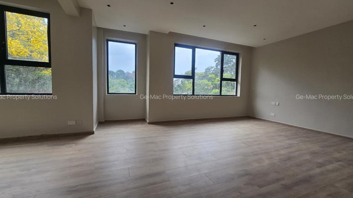 5 Bed House with En Suite in Lavington - 4