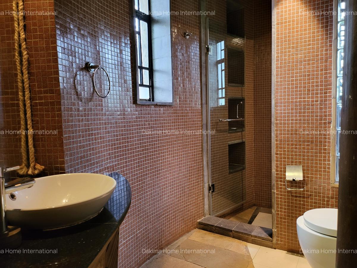 4 Bed Townhouse with En Suite in Lake View - 15