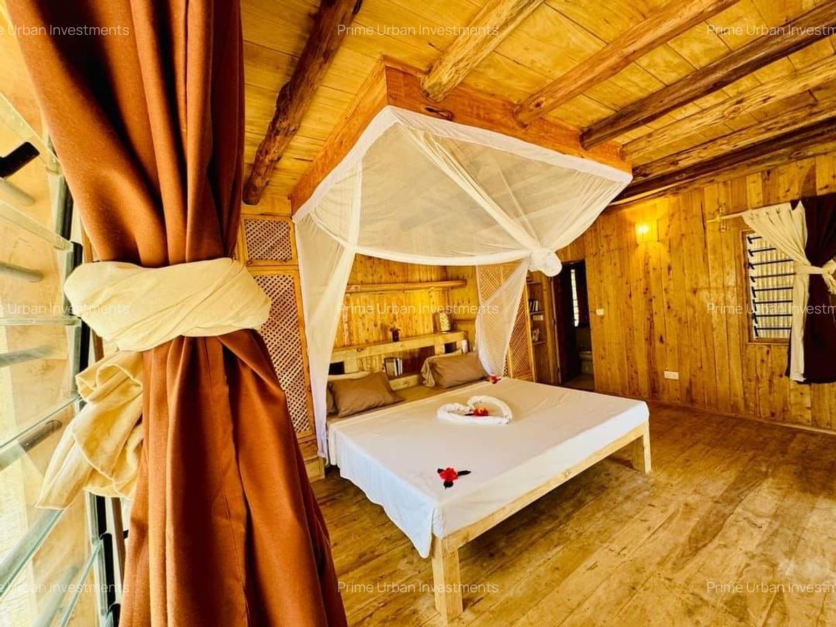 8 Bed House with En Suite in Watamu - 10