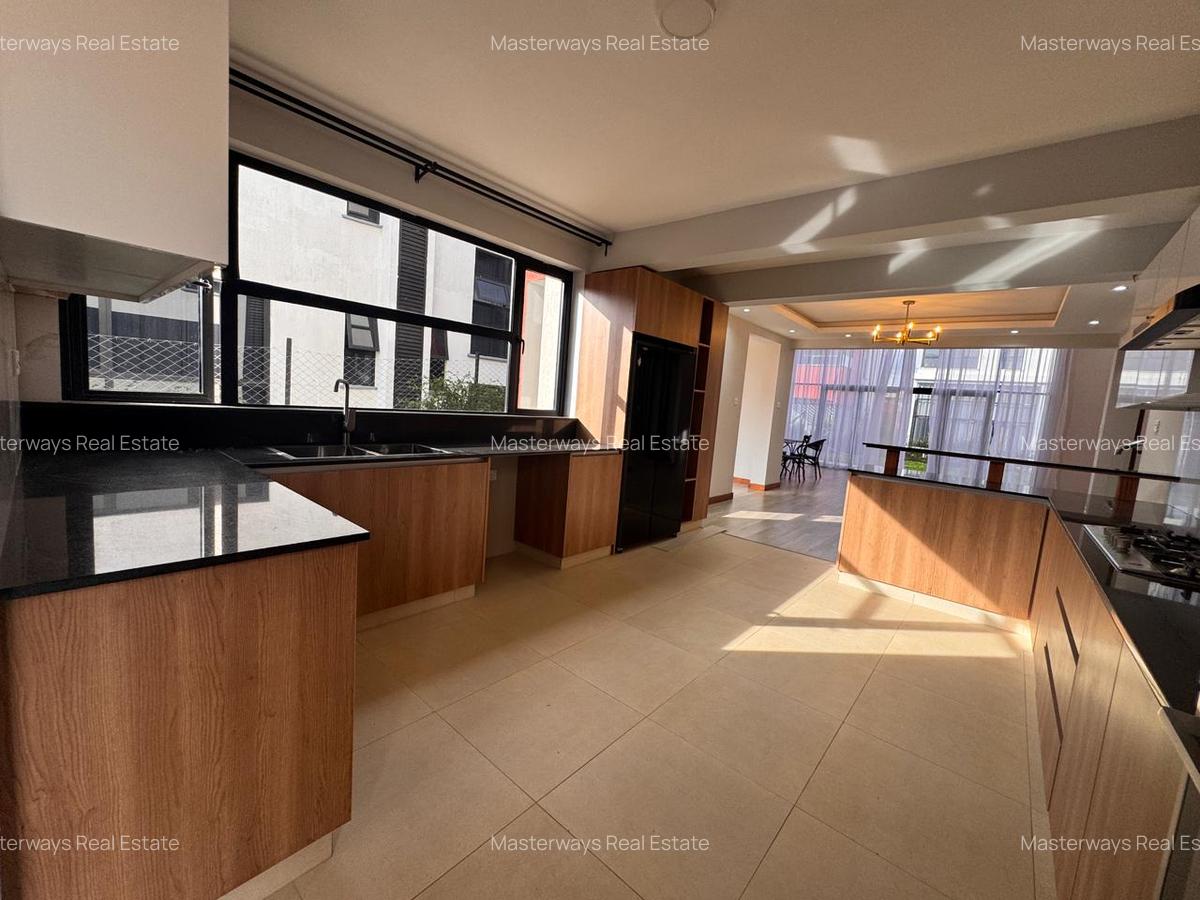 4 Bed Villa with En Suite in Membley - 15