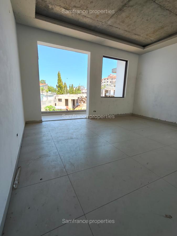 4 Bed Townhouse with En Suite at Lakers Road - 10