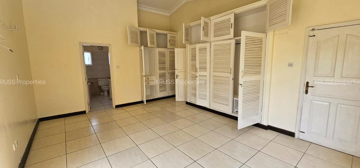 4 Bed House with En Suite at Hr93 - 11