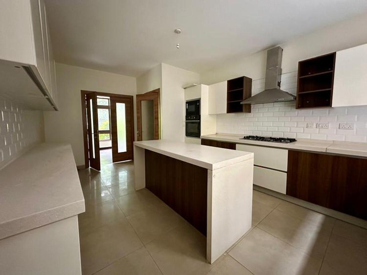 5 Bed Townhouse with En Suite at Lavington - 8