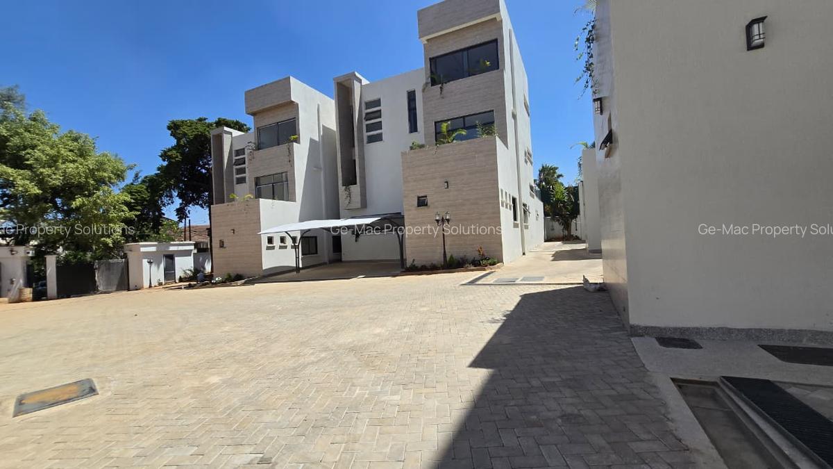 5 Bed House with En Suite in Lavington - 7