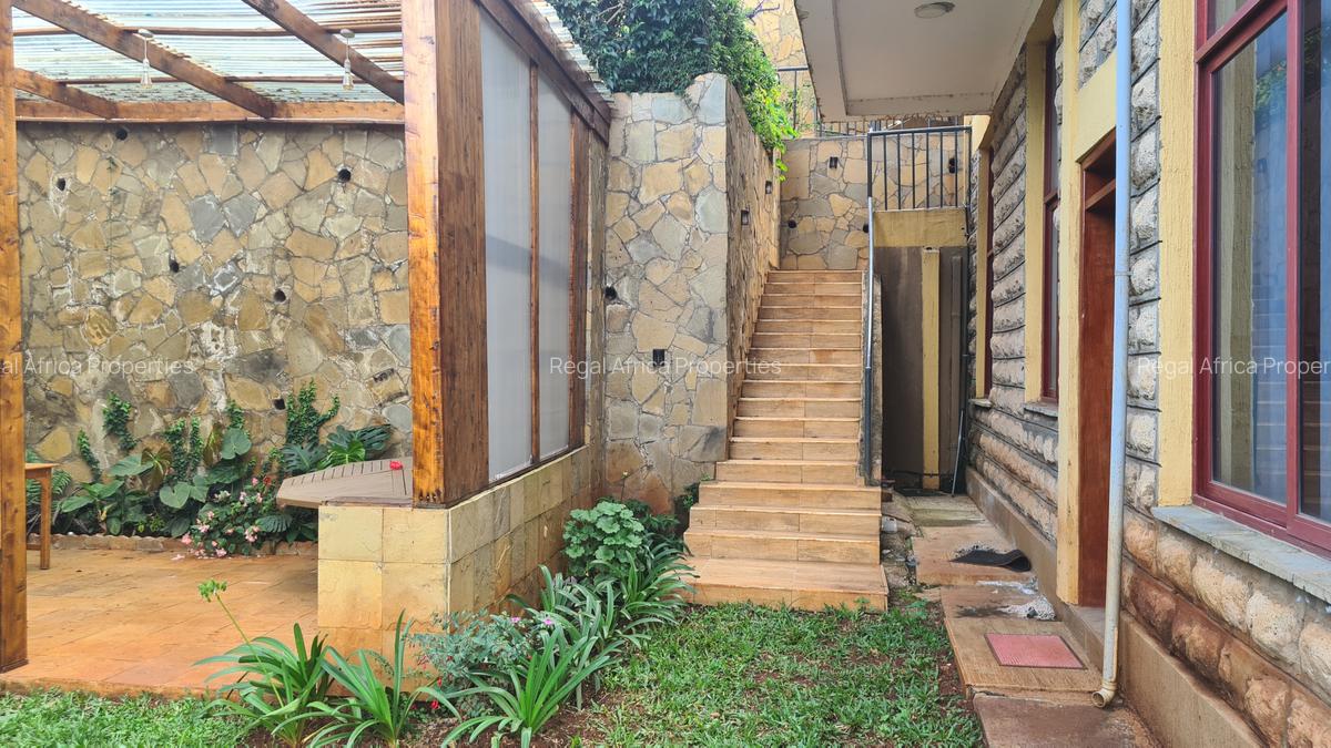 7 Bed House with En Suite in Redhill - 12