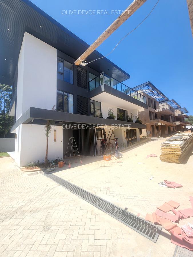 5 Bed Villa with En Suite in Lavington - 1