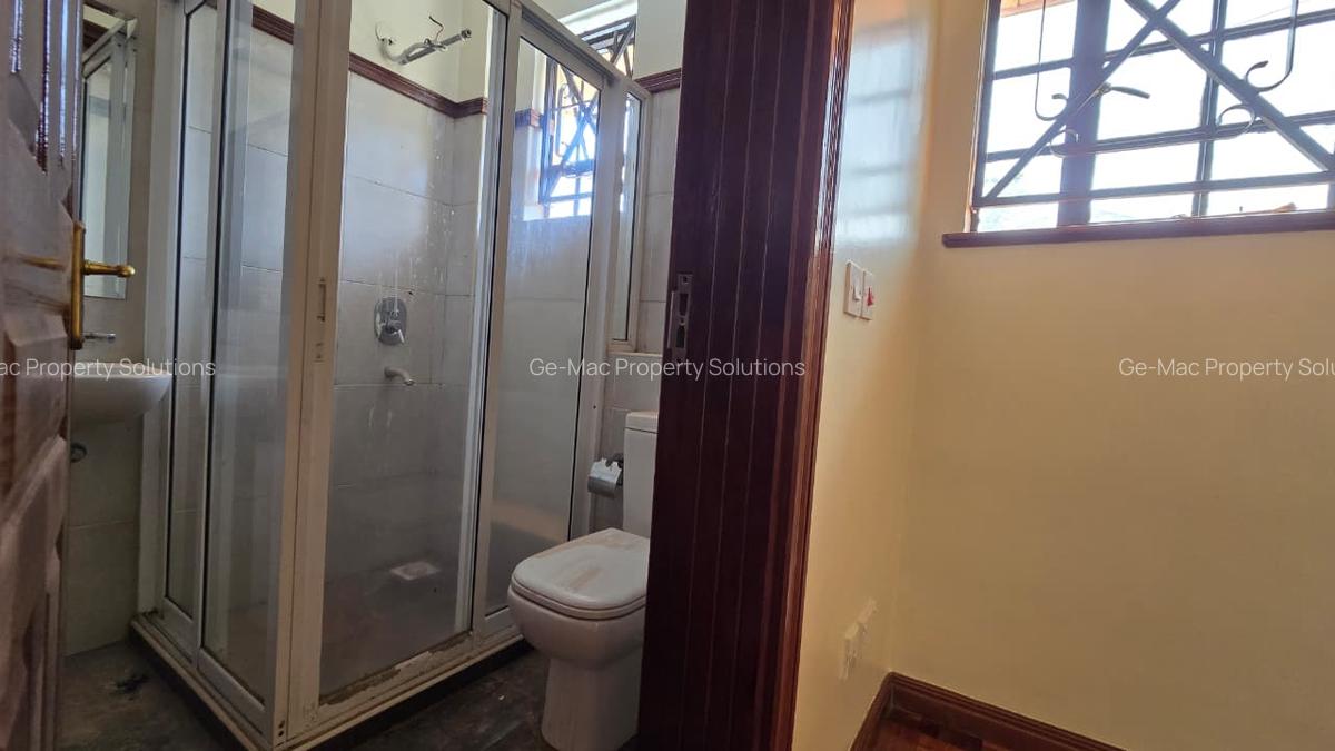5 Bed House with En Suite in Lavington - 15