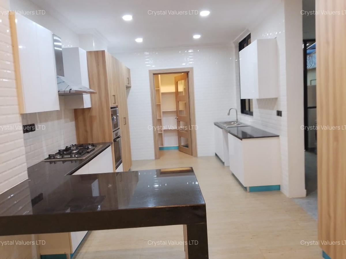 8 Bed Villa with En Suite in Spring Valley - 7