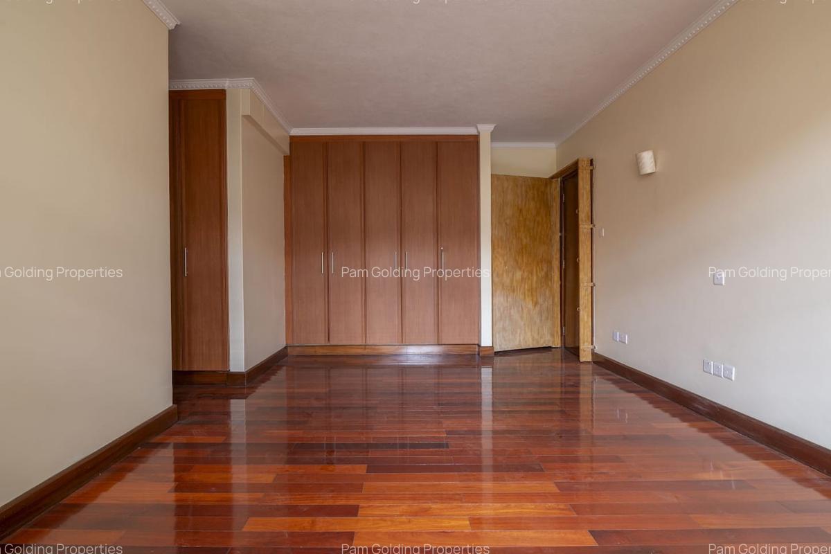3 Bed Apartment with En Suite at Riverside Drive - 16