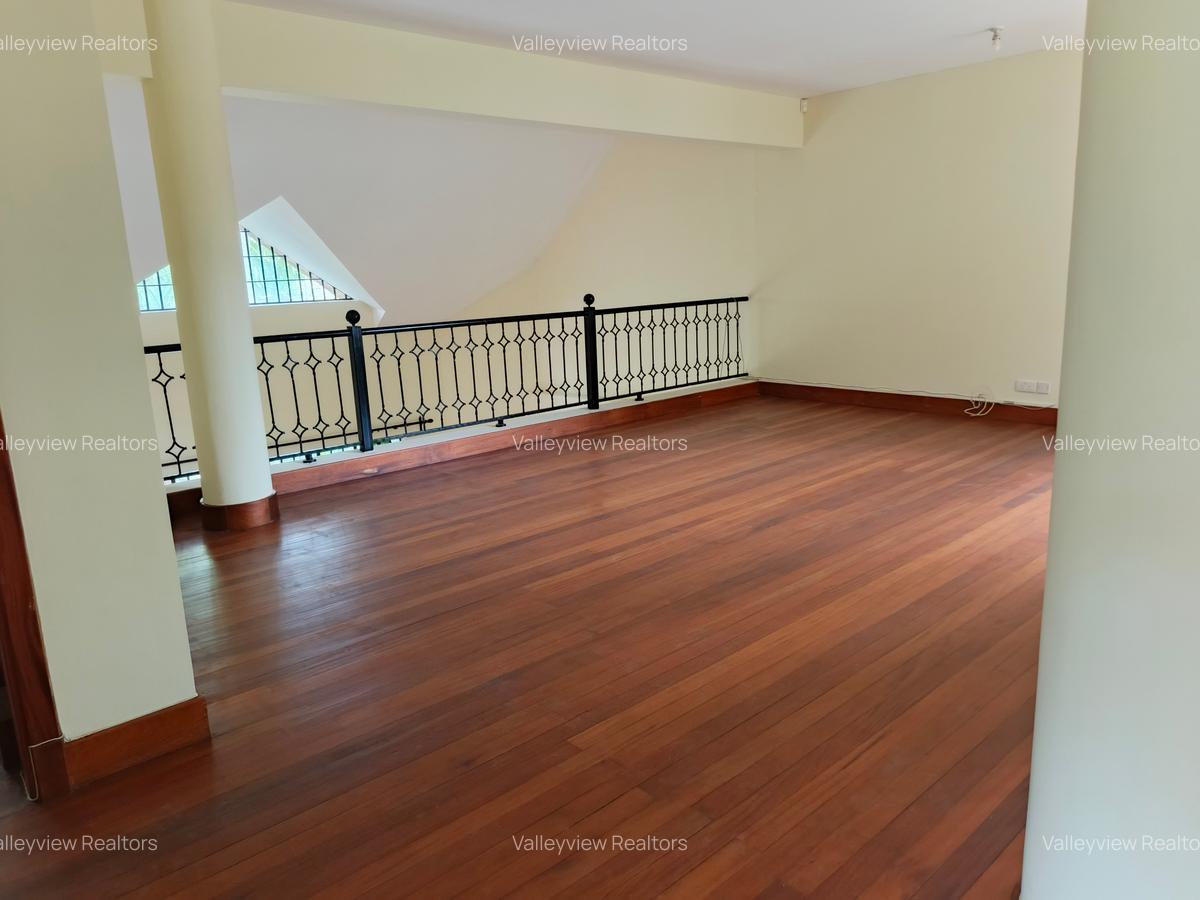 5 Bed Townhouse with En Suite at Lavington - 10