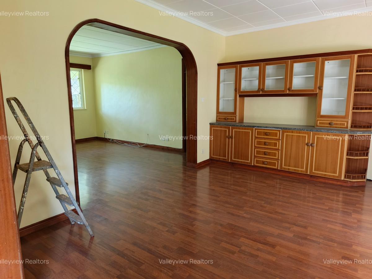 5 Bed House with En Suite at Lavington - 11